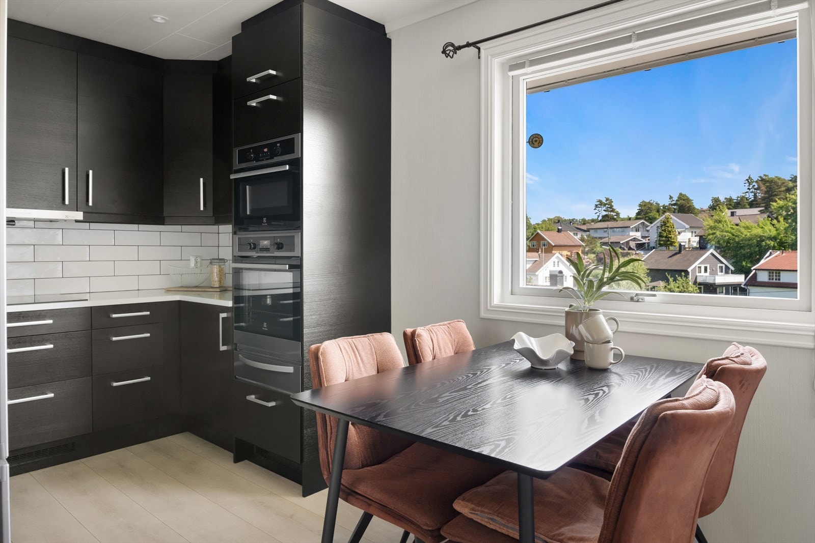 Kjøkken med spiseplass. Galleribilde