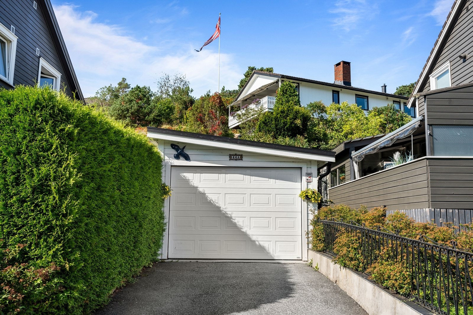 Frittstående garasje med bod i bakkant. Inngangen til eiendommen er gjennom garasjen Galleribilde