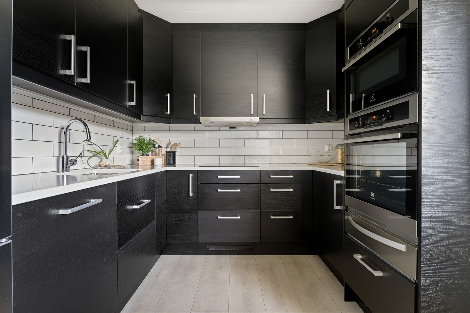 Moderne kjøkkeninnredning med integrerte hvitevarer. Galleribilde