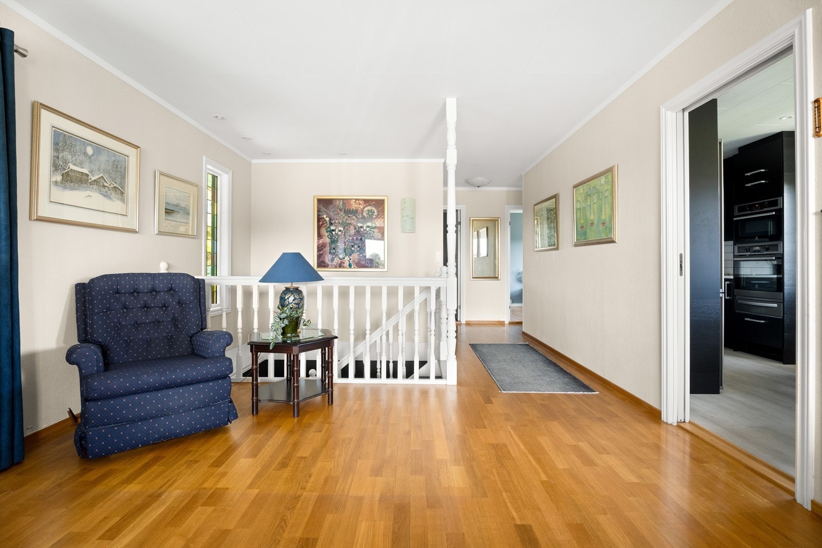 Boligens andre etasje inneholder stue, kjøkken, toalettrom, baderom og to soverom. Galleribilde