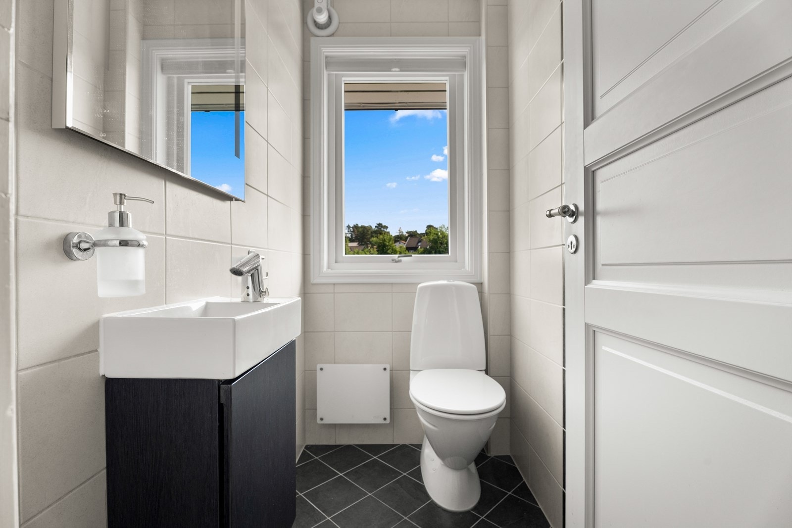 Toalettrom i andre etasje. Pusset opp i 2021. Galleribilde