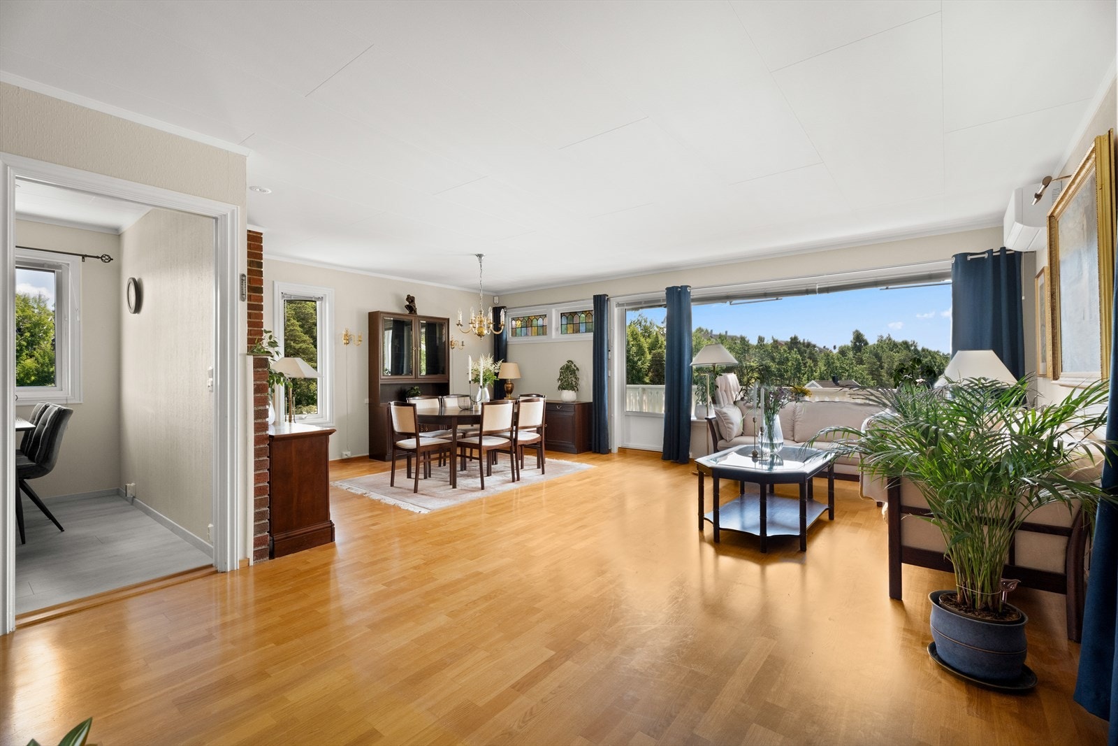 Her er det god plass til både sofa- og spisestuemøbler. Galleribilde