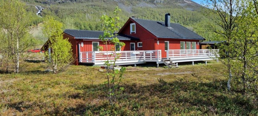 Solrik terrasse med panoramautsikt over fjorden - Perfekt for måltider i det fri, rolige morgenkaffer og lyse sommerkvelder under midnattssola.