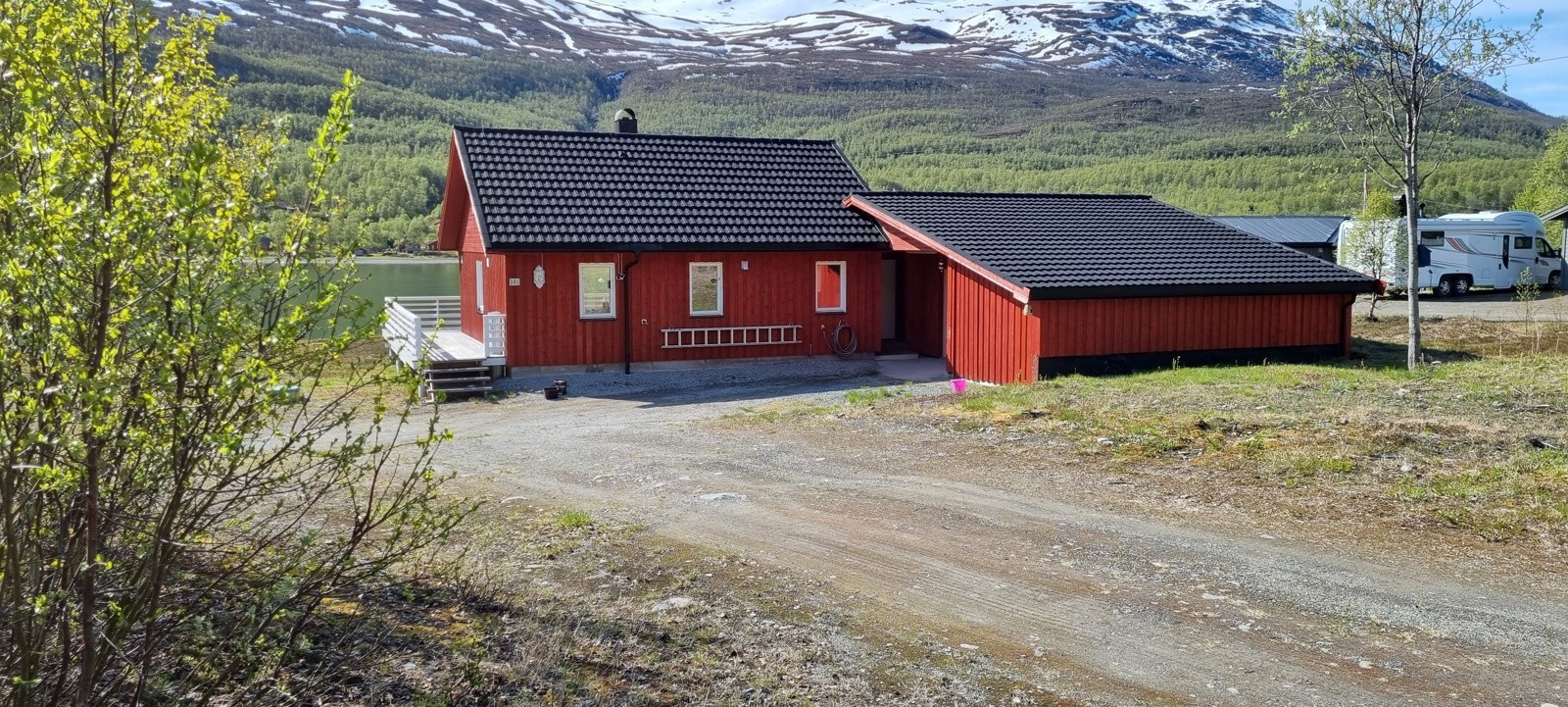 Stort og flatt uteområde med masse muligheter!