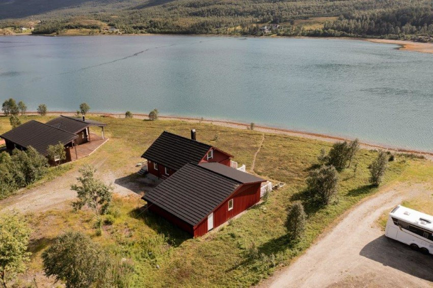 Sjarmerende hytte med meget god beliggenhet ved havet og strålende solforhold!