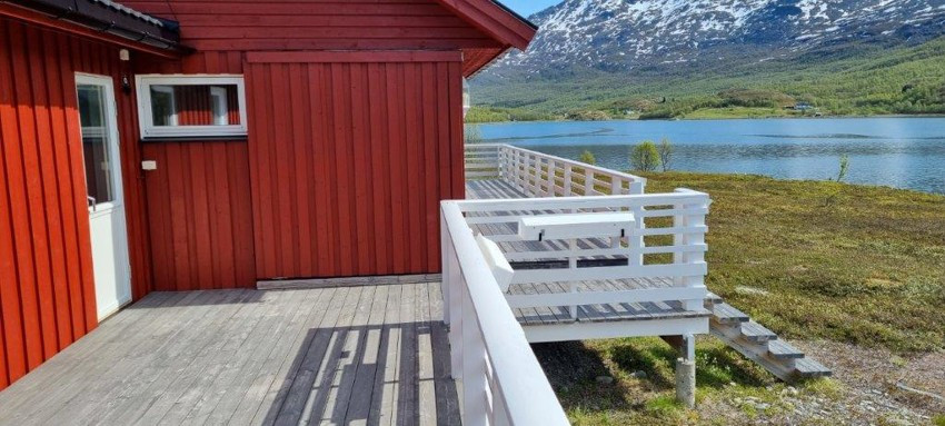 Terrassen strekker seg langs hytta og byr på svært gode solforhold.