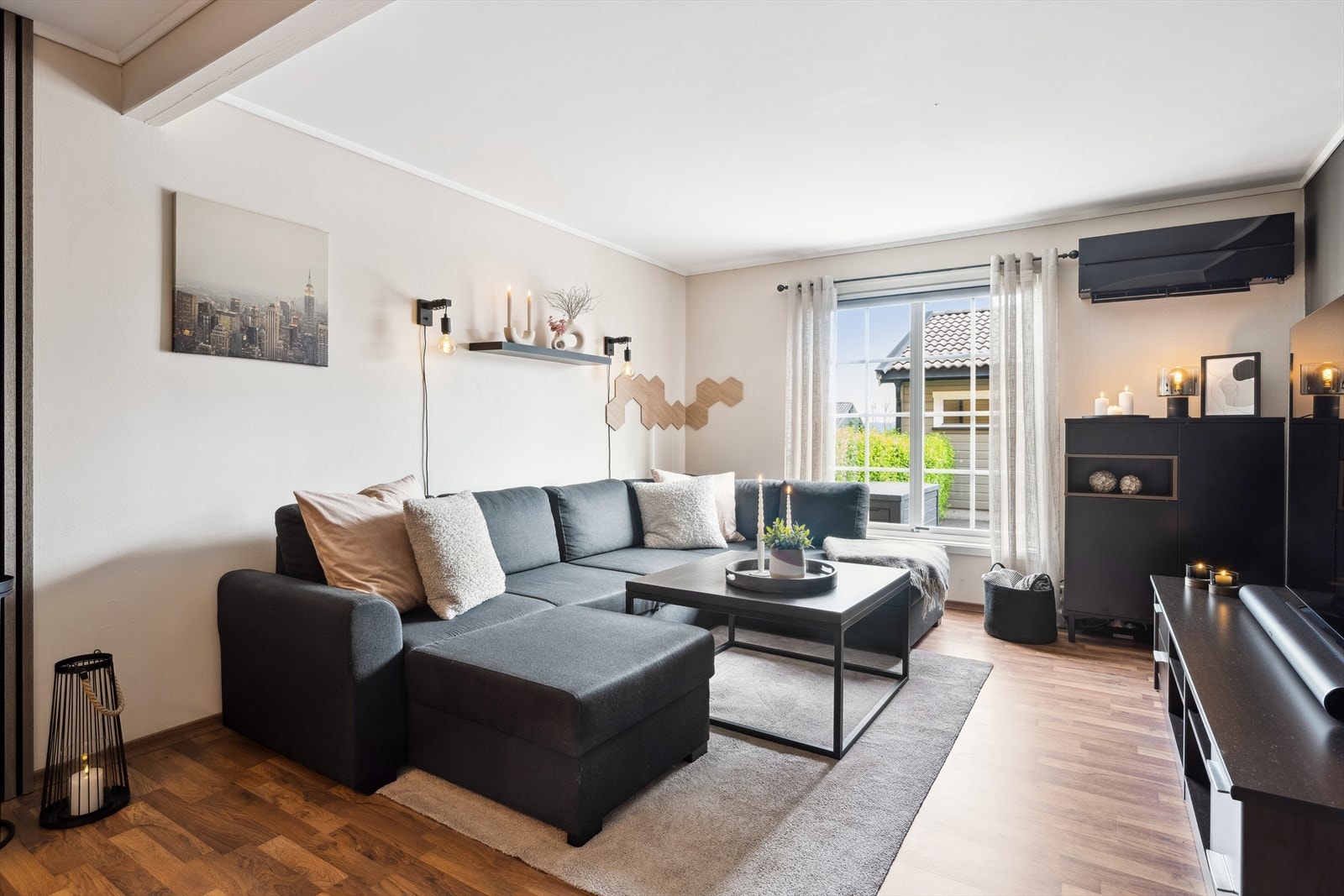 Koselig stue med god plass til sofa og tv-bord Galleribilde