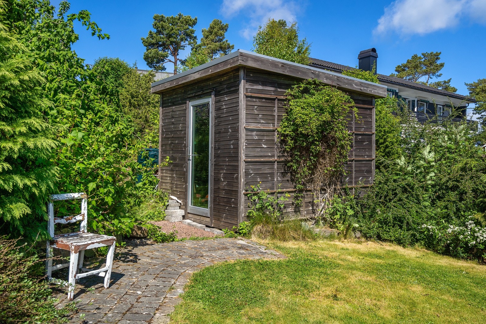 Frittstående bo i hagen Galleribilde