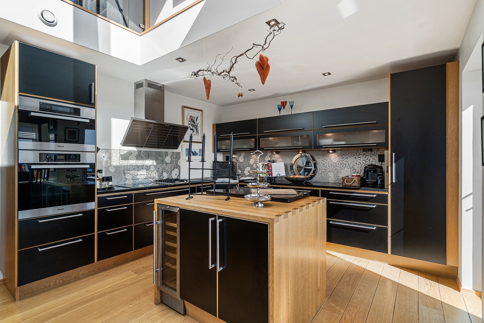 Stilren, tidløs kjøkkeninnredning Galleribilde