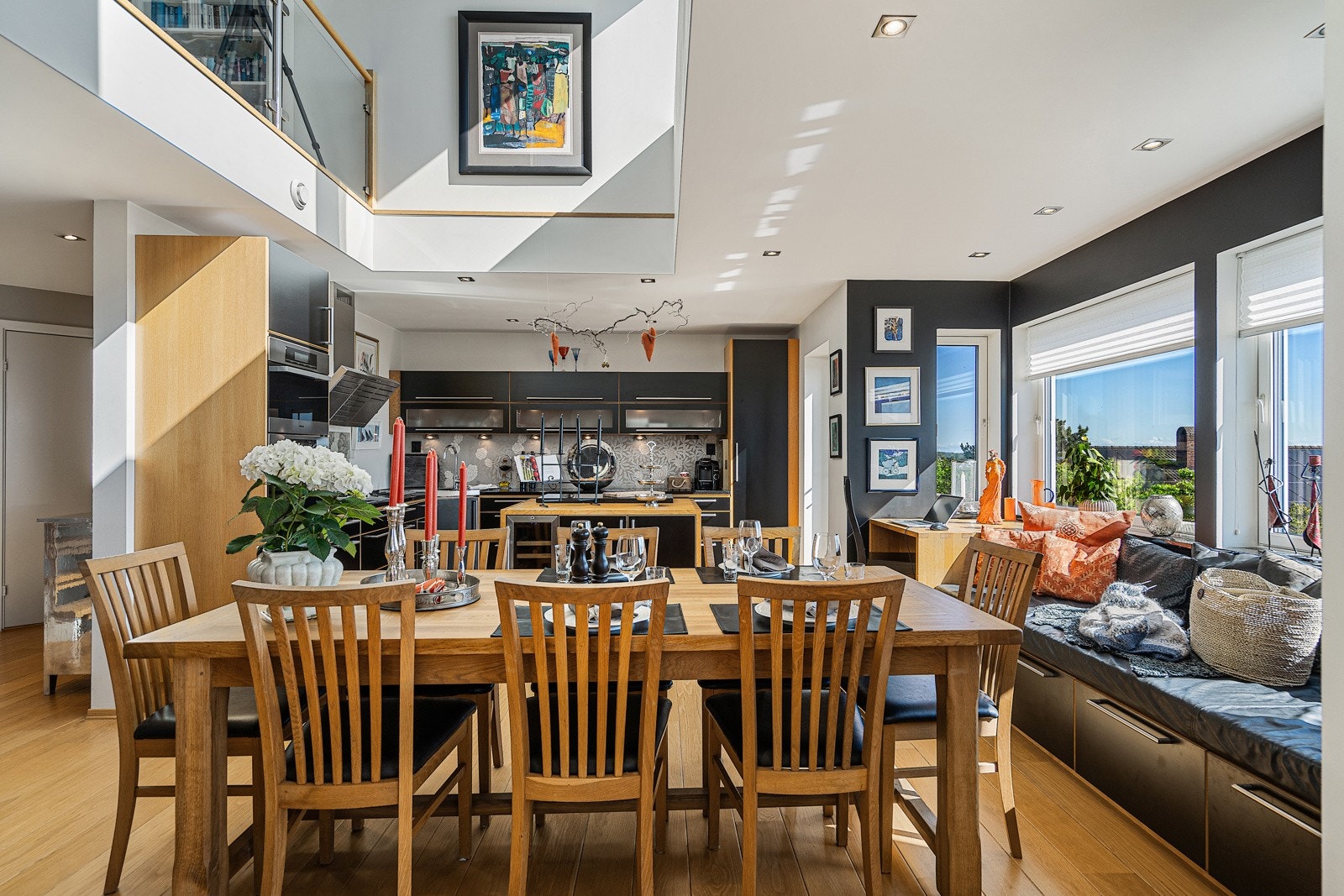 Stor spiseplass i forbindelse med kjøkkenet - her kan man dekke til hyggelige lag for familie og venner Galleribilde