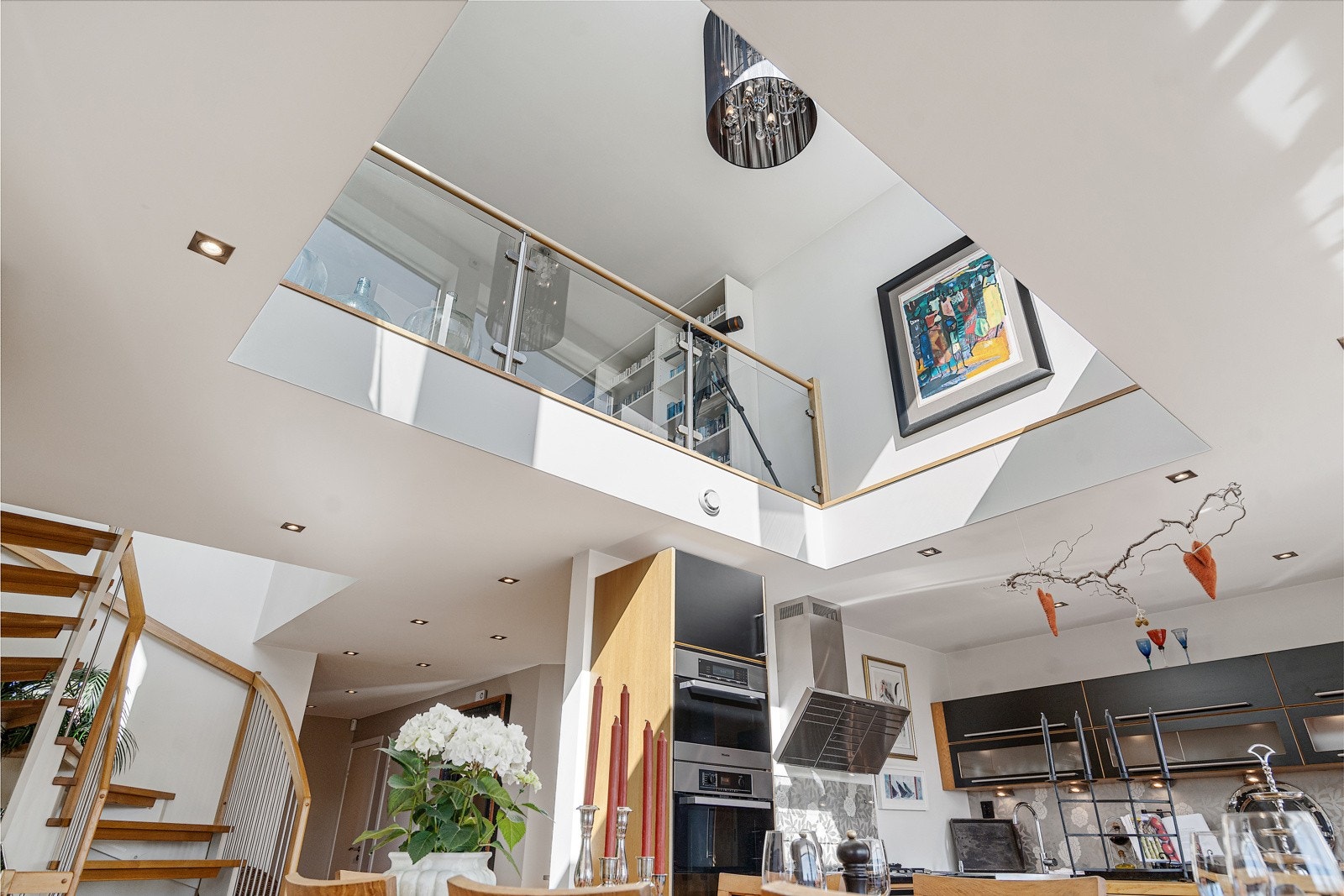 Legg merke til lyskuppelen på kjøkkenet - her slippes det inn rikelig med lys Galleribilde