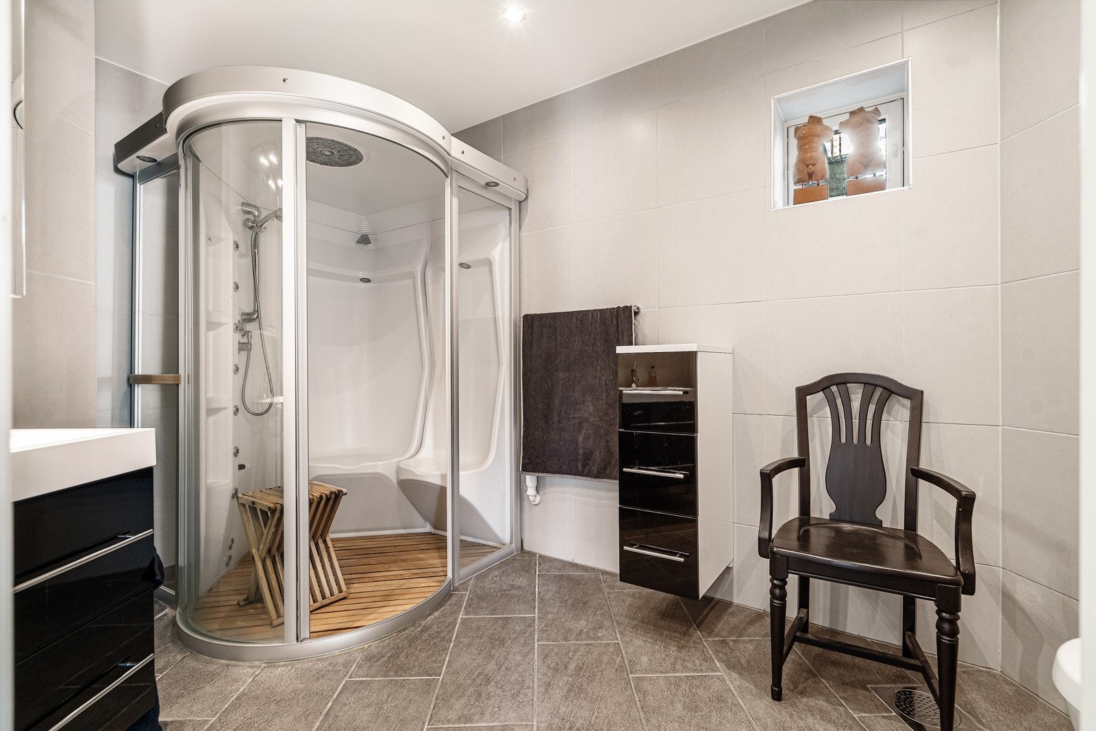 Badet er flislagt på gulv og vegger Galleribilde