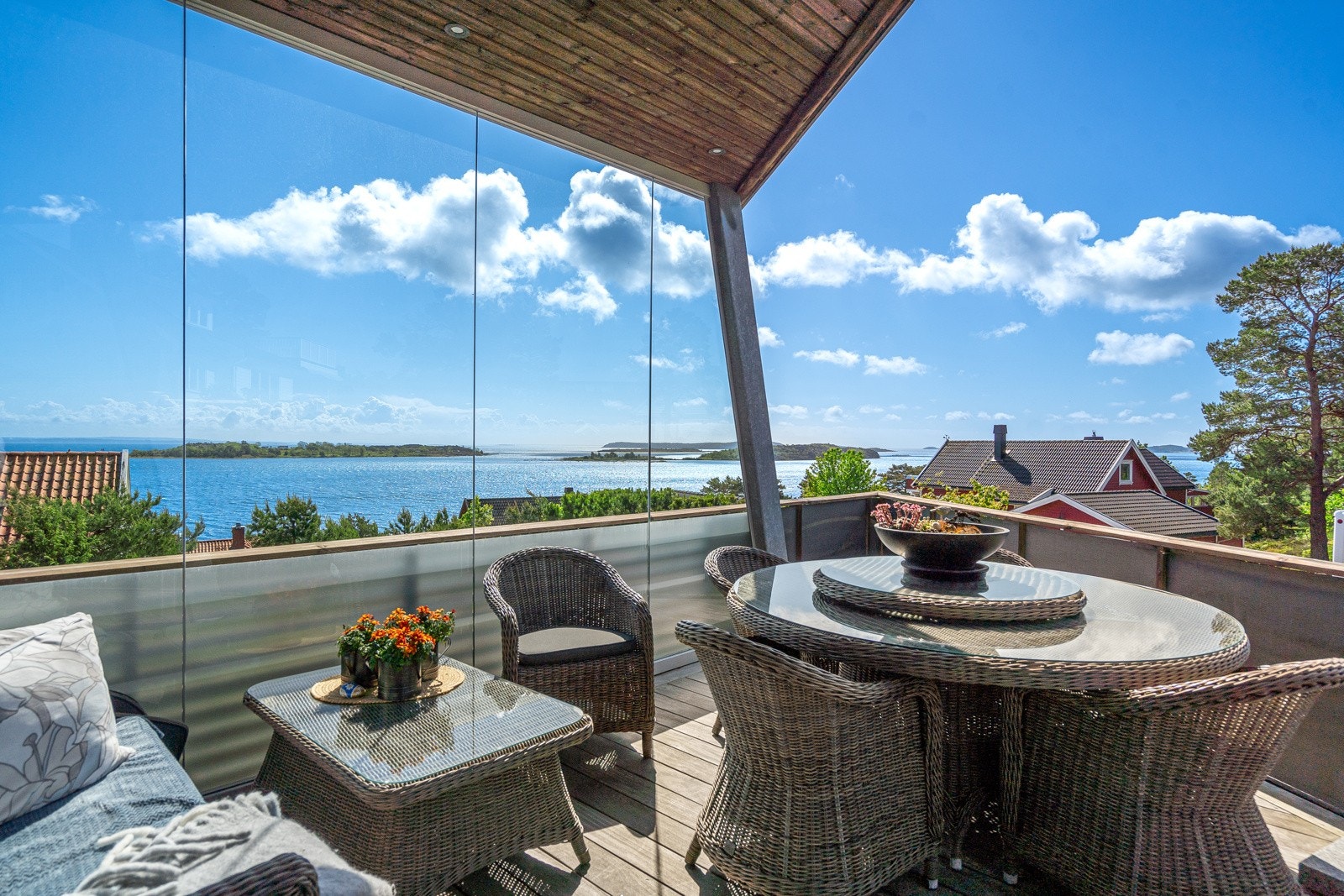 Her er det flere fine uteplasser, her terrassen utfra stuen Galleribilde