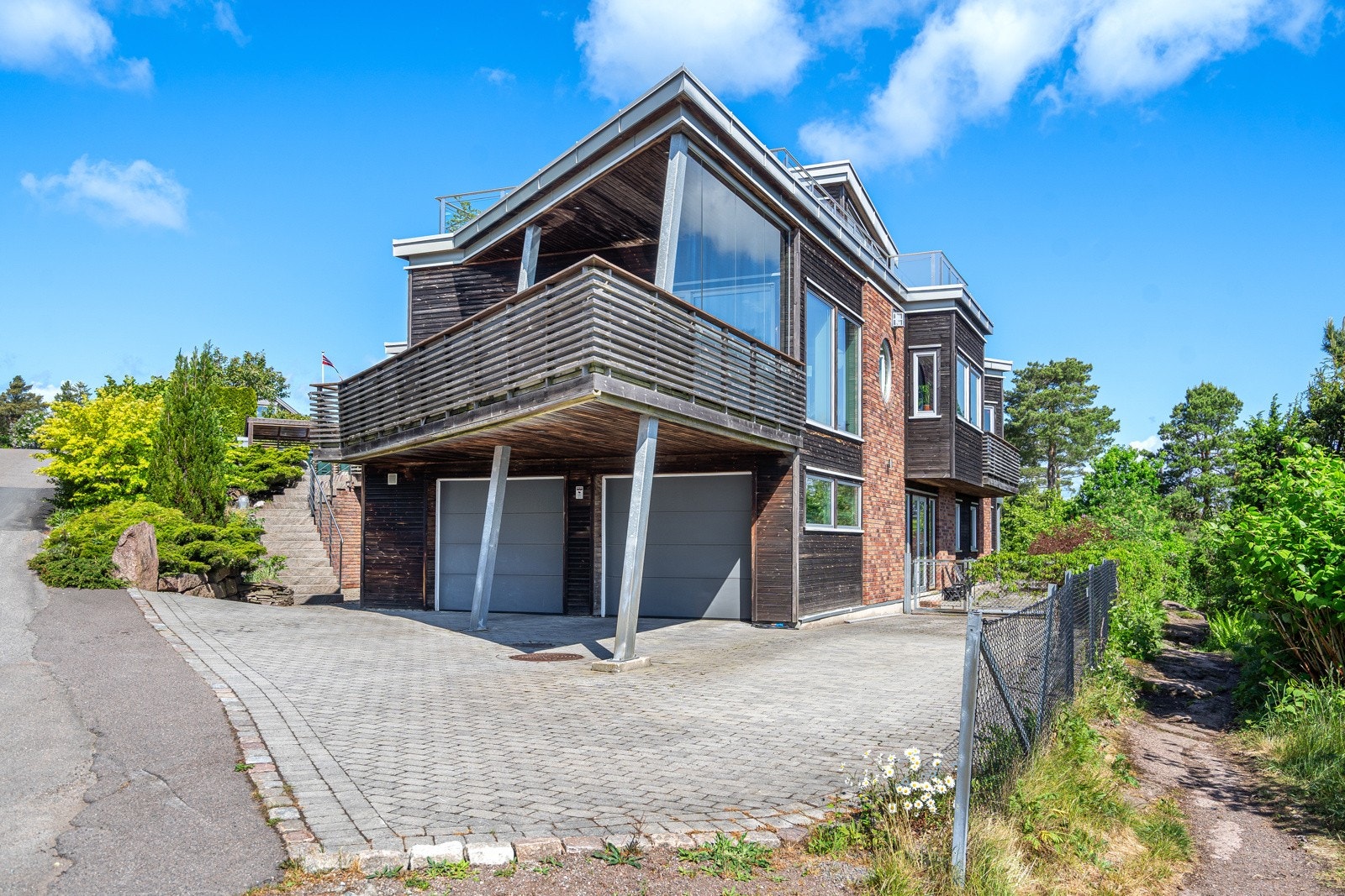 Gårdsplassen er belagt med fin belegningssten Galleribilde