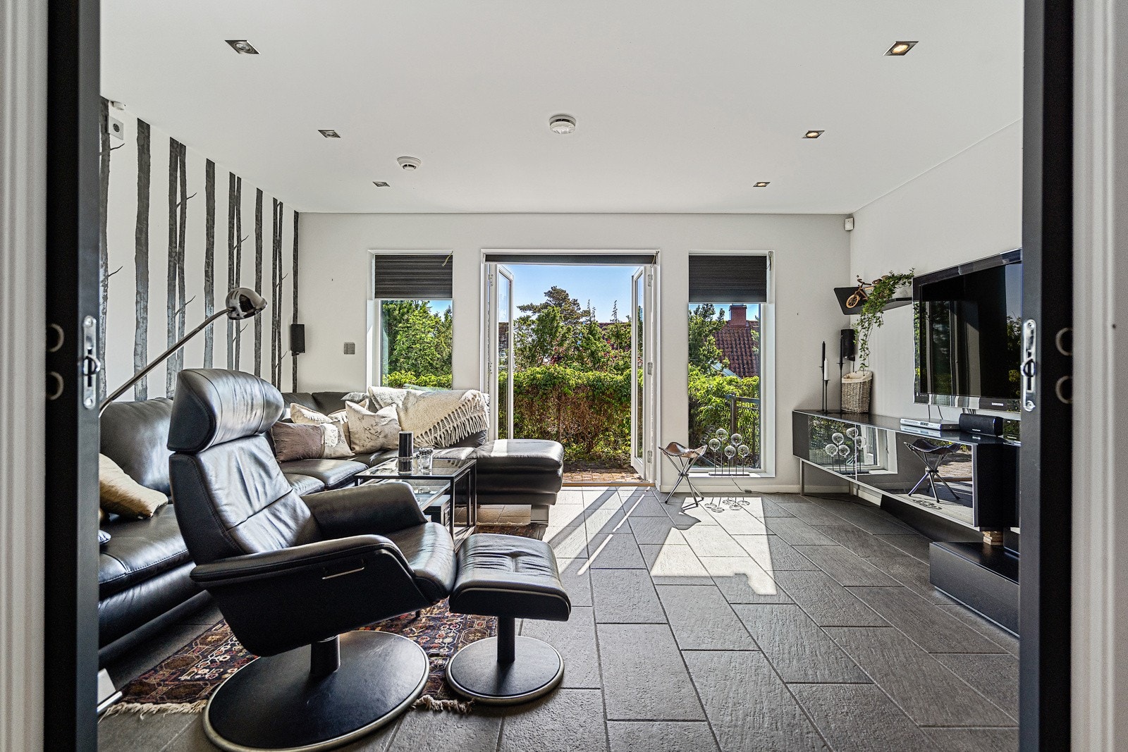 Lys, romslig samt lun stue i underetasje Galleribilde