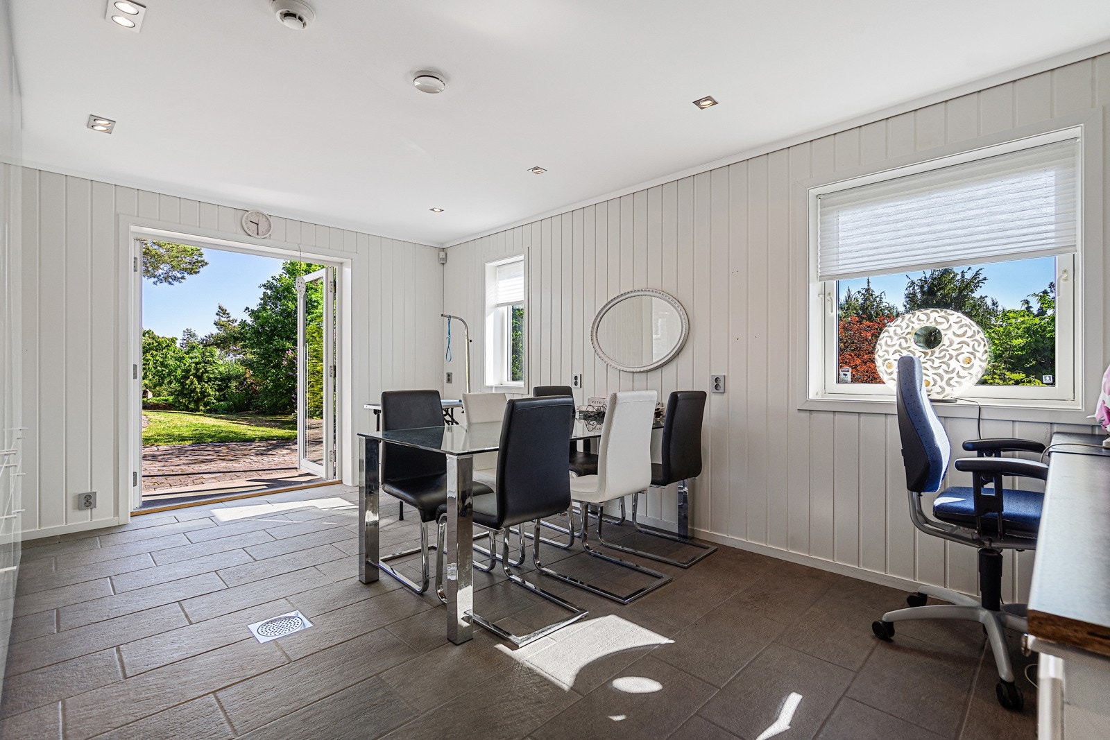 Stort, utrolig godt arbeidsrom/flerbruksrom (kan evt omgjøres til flere soverom Galleribilde