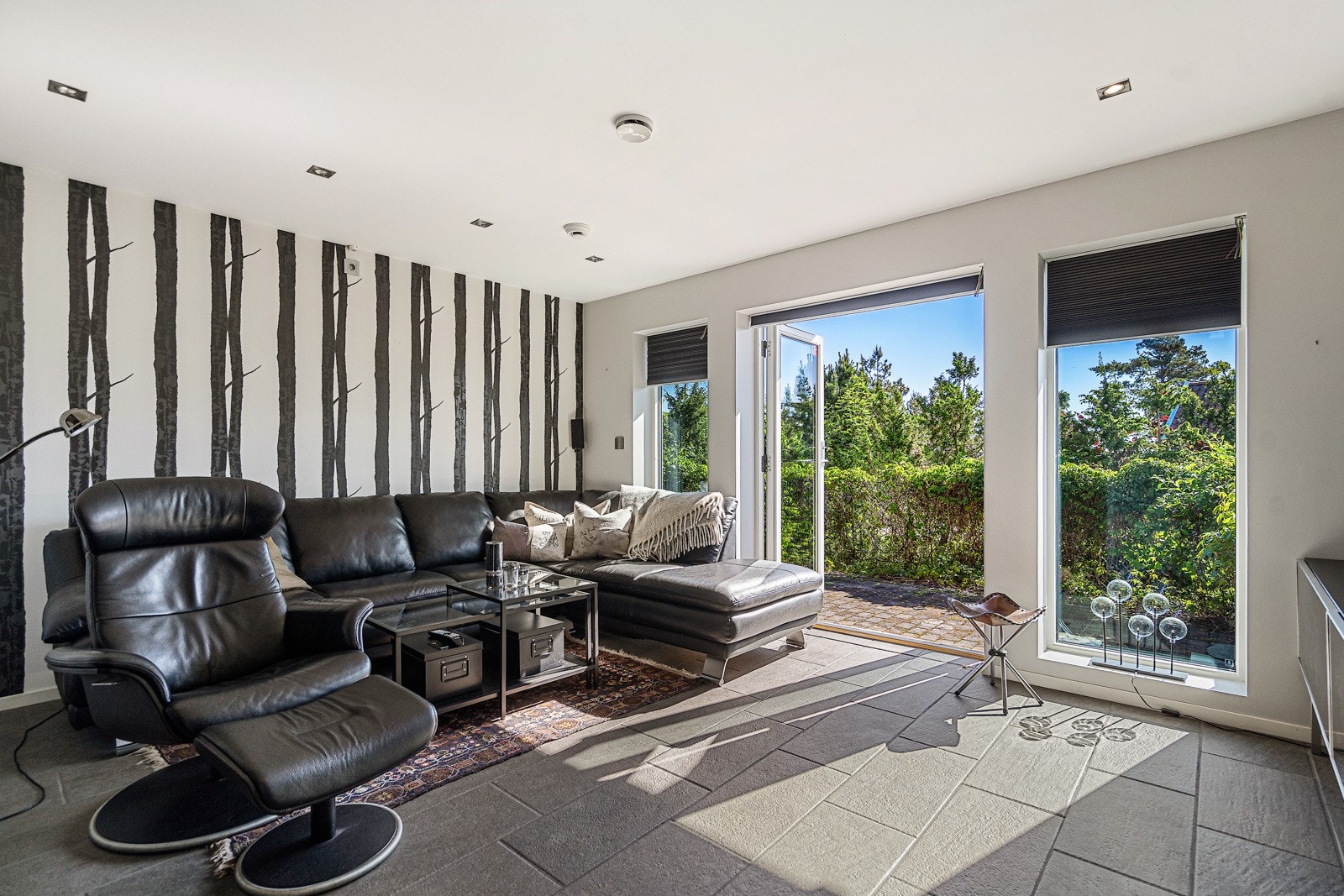 Det er utgang til hagen fra stuen Galleribilde