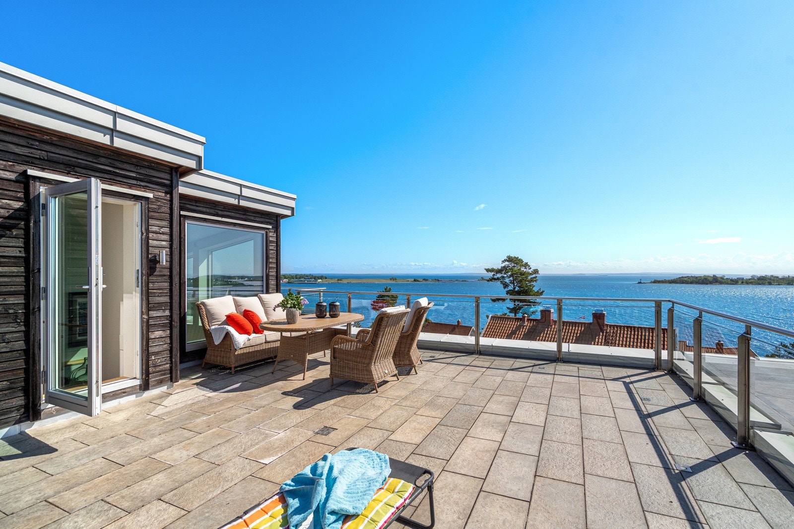 Stor takterrasse/soldekke på toppen - helt rå utsikt herfra Galleribilde