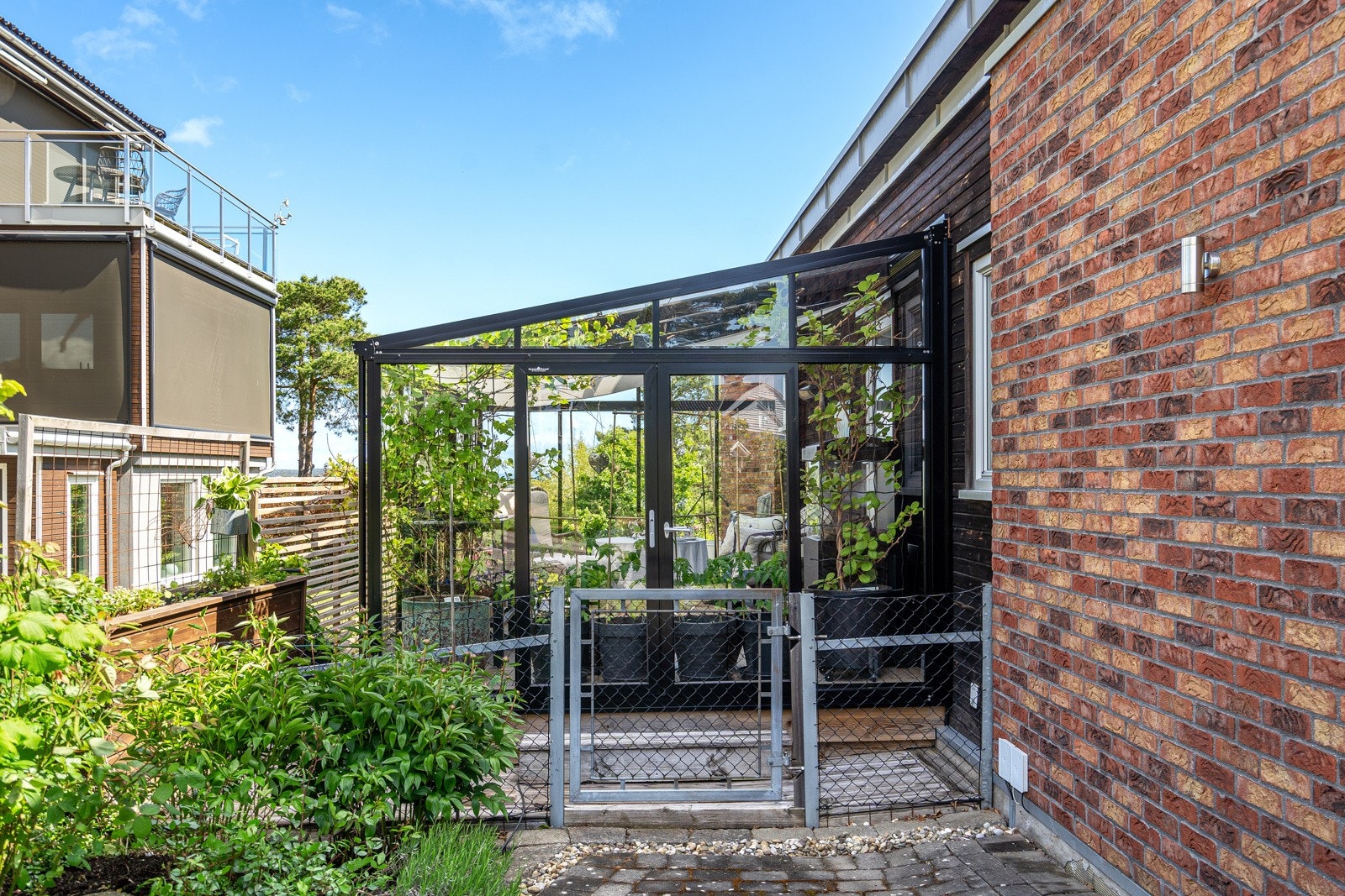 Innglasset terrasse i hagen - utgang fra vaskerommet Galleribilde