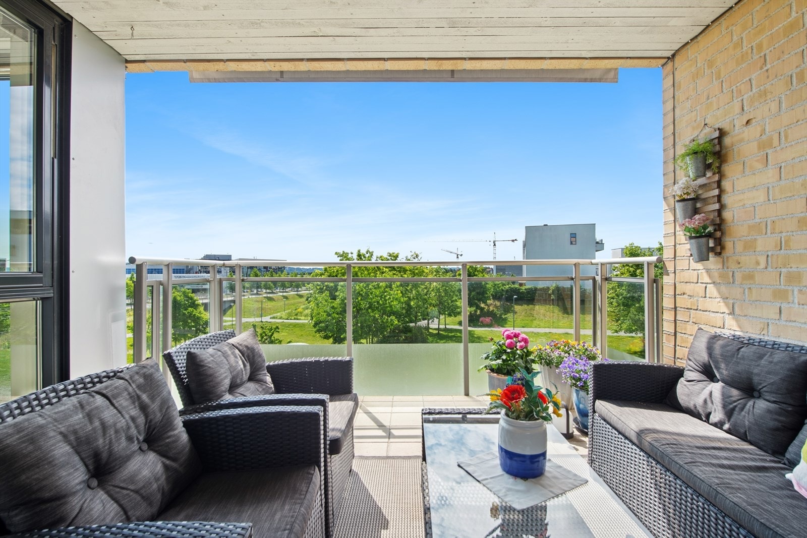 Trivelig balkong på 10 m² med utgang fra stuen - perfekt for morgenkaffen eller lune sommerkvelder. Galleribilde