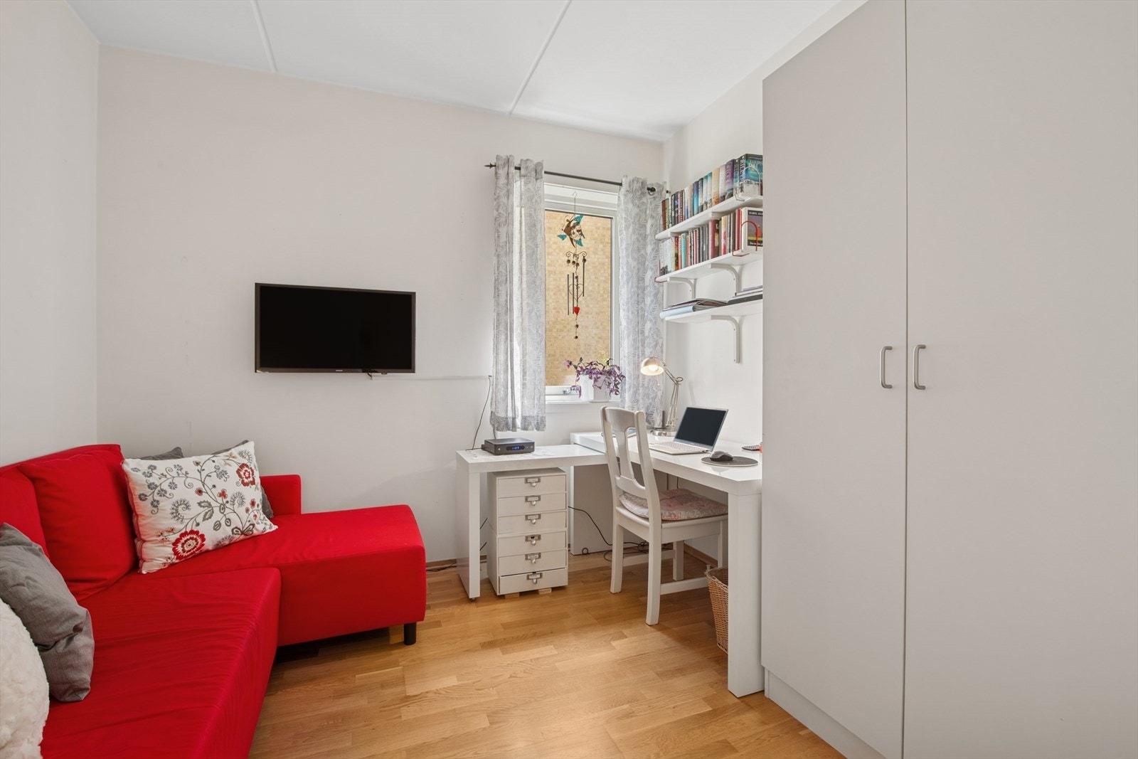 Soverom 2 er et lyst og fleksibelt rom som egner seg godt både som soverom, kontor eller gjesterom - tilpasset dine behov. Galleribilde