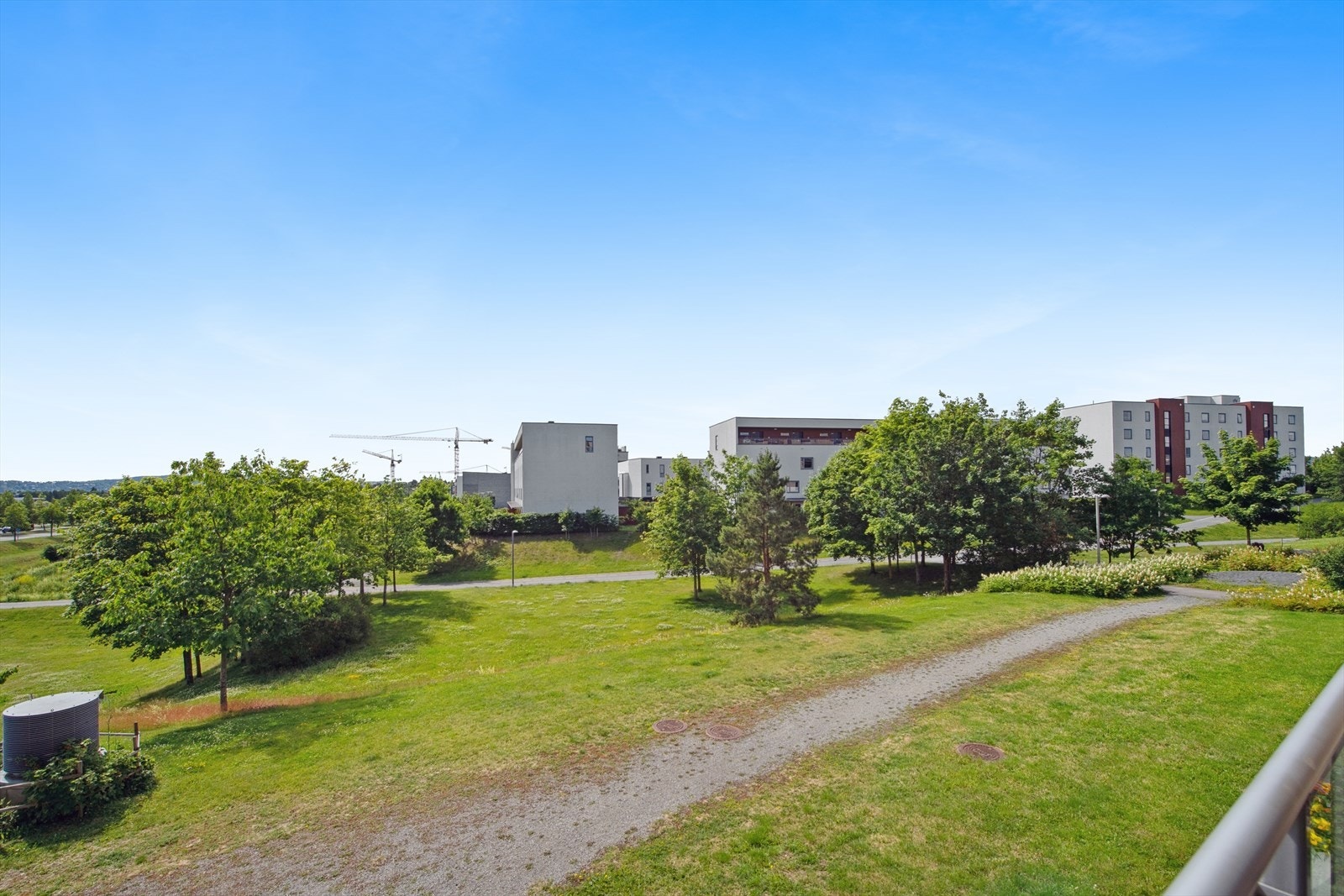 Eiendommen ligger i et attraktivt boligområde med grønne omgivelser og umiddelbar nærhet til Nansenparken, som gir både utsyn og rekreasjonsmuligheter. Galleribilde