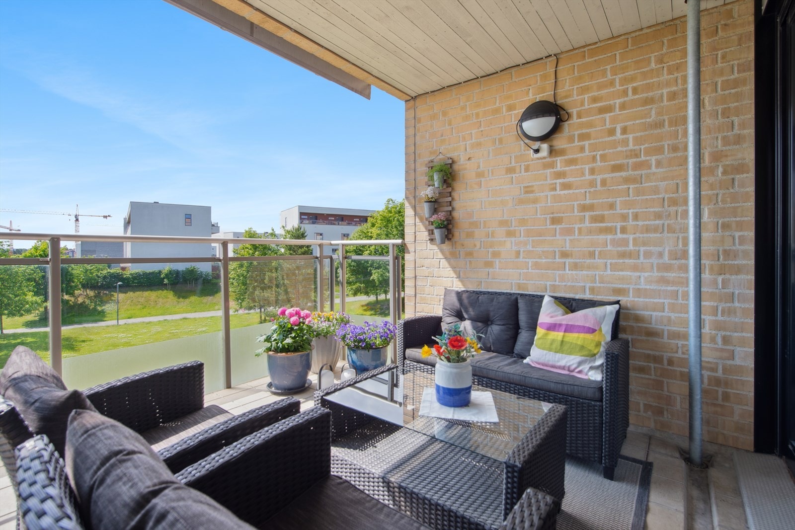 Balkongen har god plass til utemøbler, og med stikkontakt tilgjengelig er det enkelt å skape en trivelig og funksjonell uteplass. Galleribilde