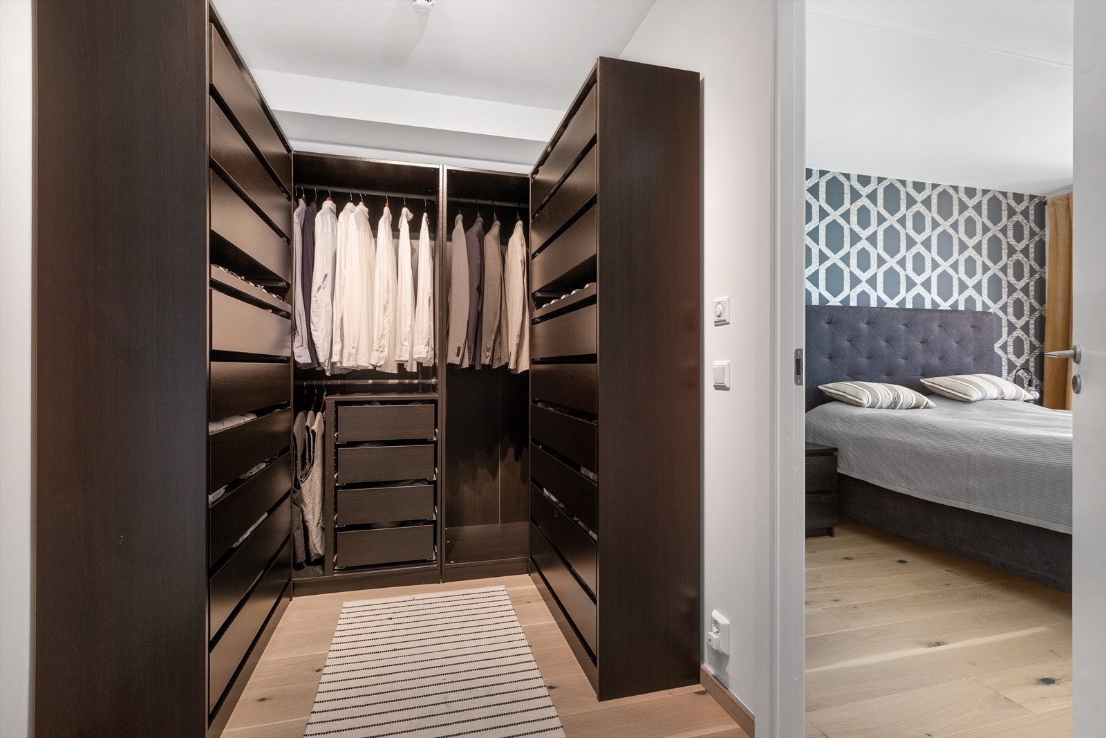 Walk-in garderoben er møblert med innholdsrik innredning. Galleribilde