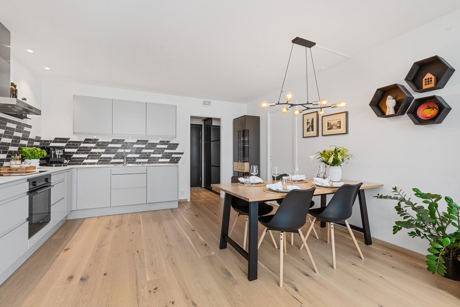 Det er plass til både sofagruppe og spisestueløsning. Galleribilde