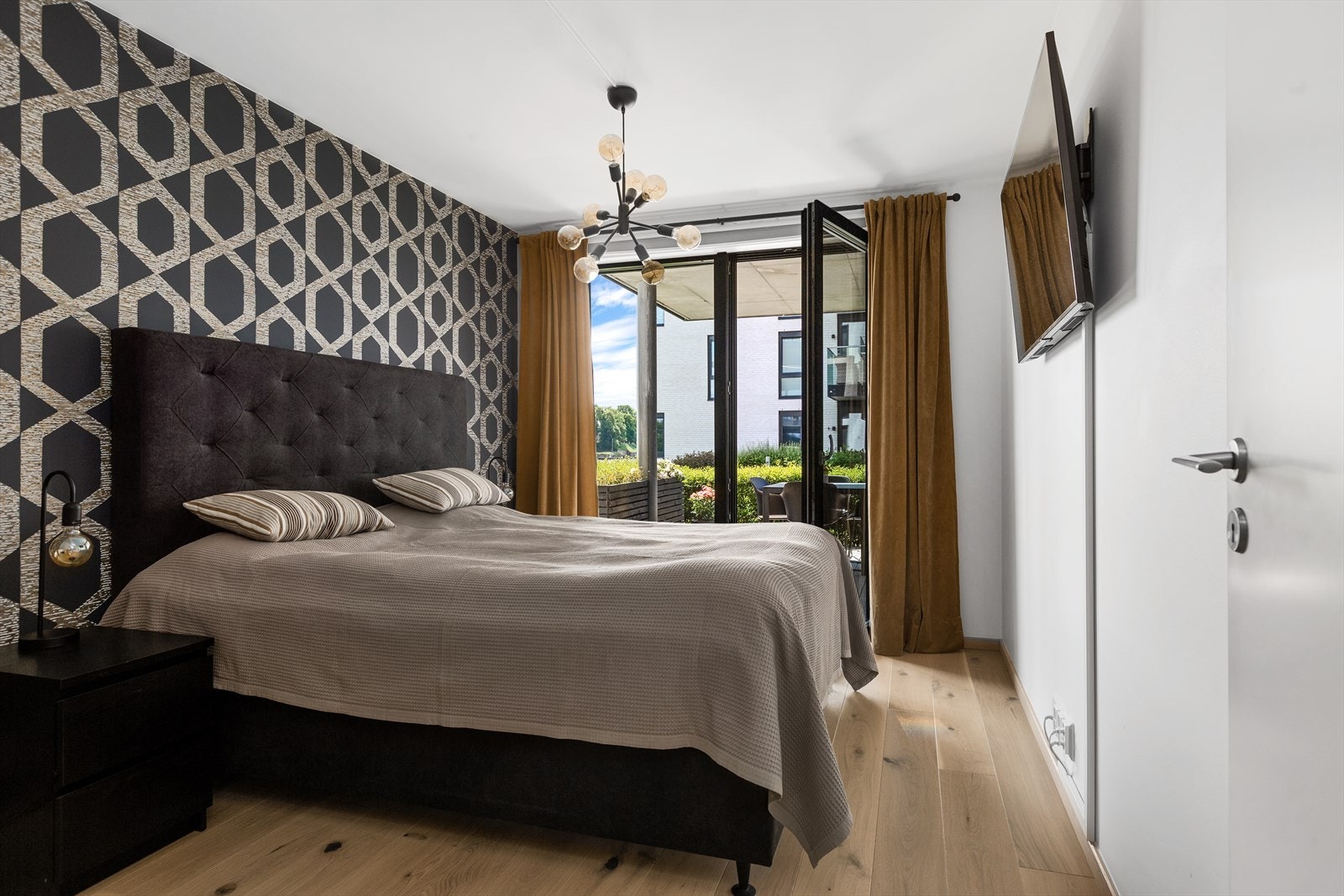 Hovedsoverommet har egen utgang til terrassen. Galleribilde