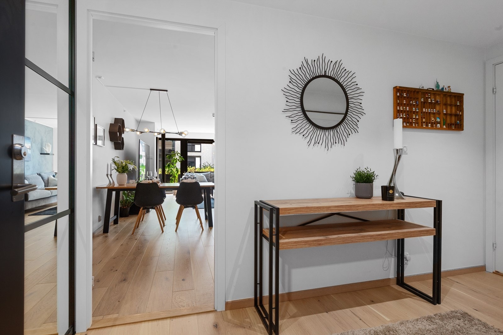 Skyvedørsgarderoben i entréen bidrar til et ryddig inntrykk. Galleribilde