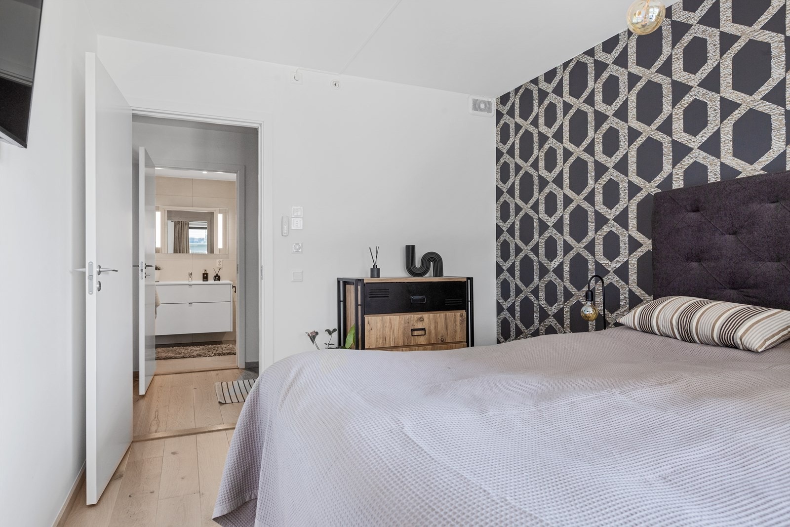 Soverommet har adkomst via walk-in garderobe til baderom. Galleribilde