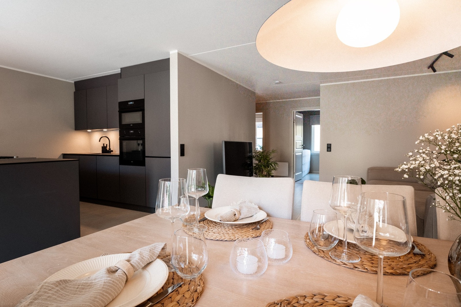 God planløsning med åpen stue- og kjøkkenløsning gjør boligen enkel å møblere! Galleribilde