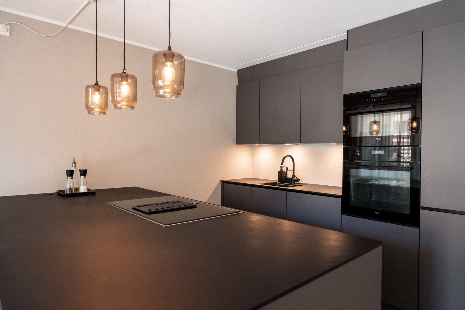 Med integrerte kvalitetshvitevarer som mikro- og stekeovn fra blant annet AEG, flott koketopp med nedtrekk, kjøl/frys og en stor kjøkkenøy har man det man trenger! Galleribilde