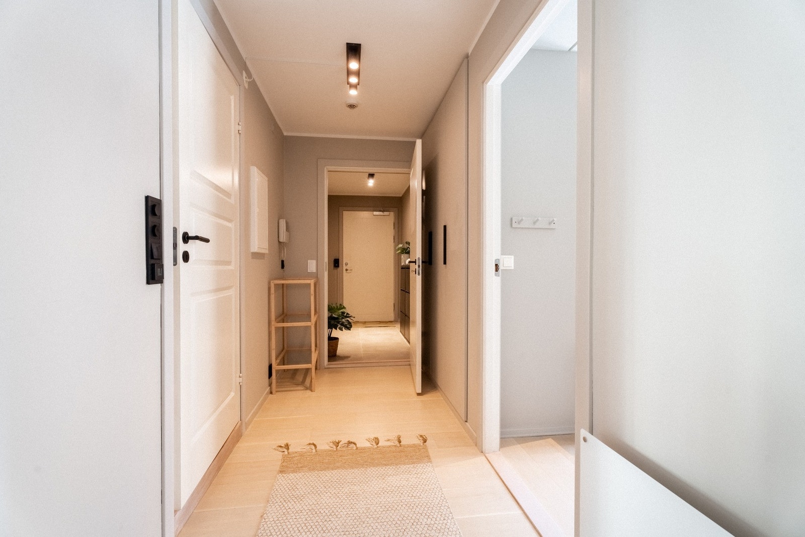 Inngangspartiet er svært romslig og gir deg god plass ti lå henge fra deg yttertøy og klær. Galleribilde