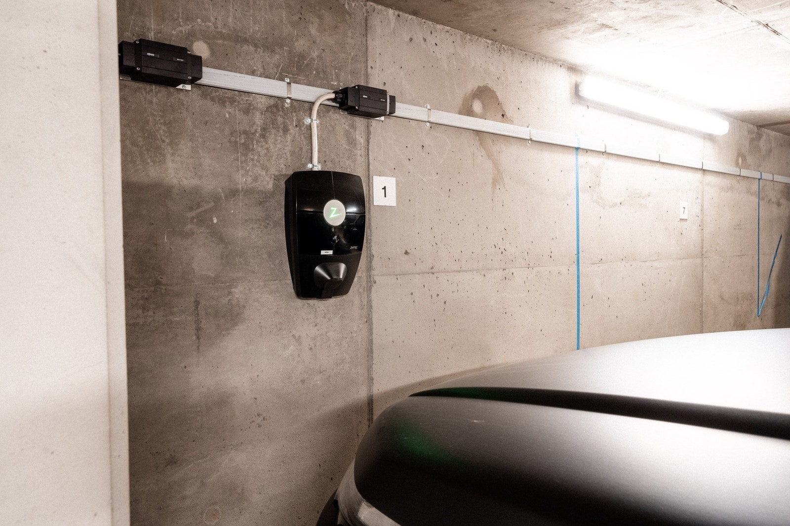 Parkeringen er markert med Nr. 1 og er tilknyttet el-lader fra Zaptec. Galleribilde