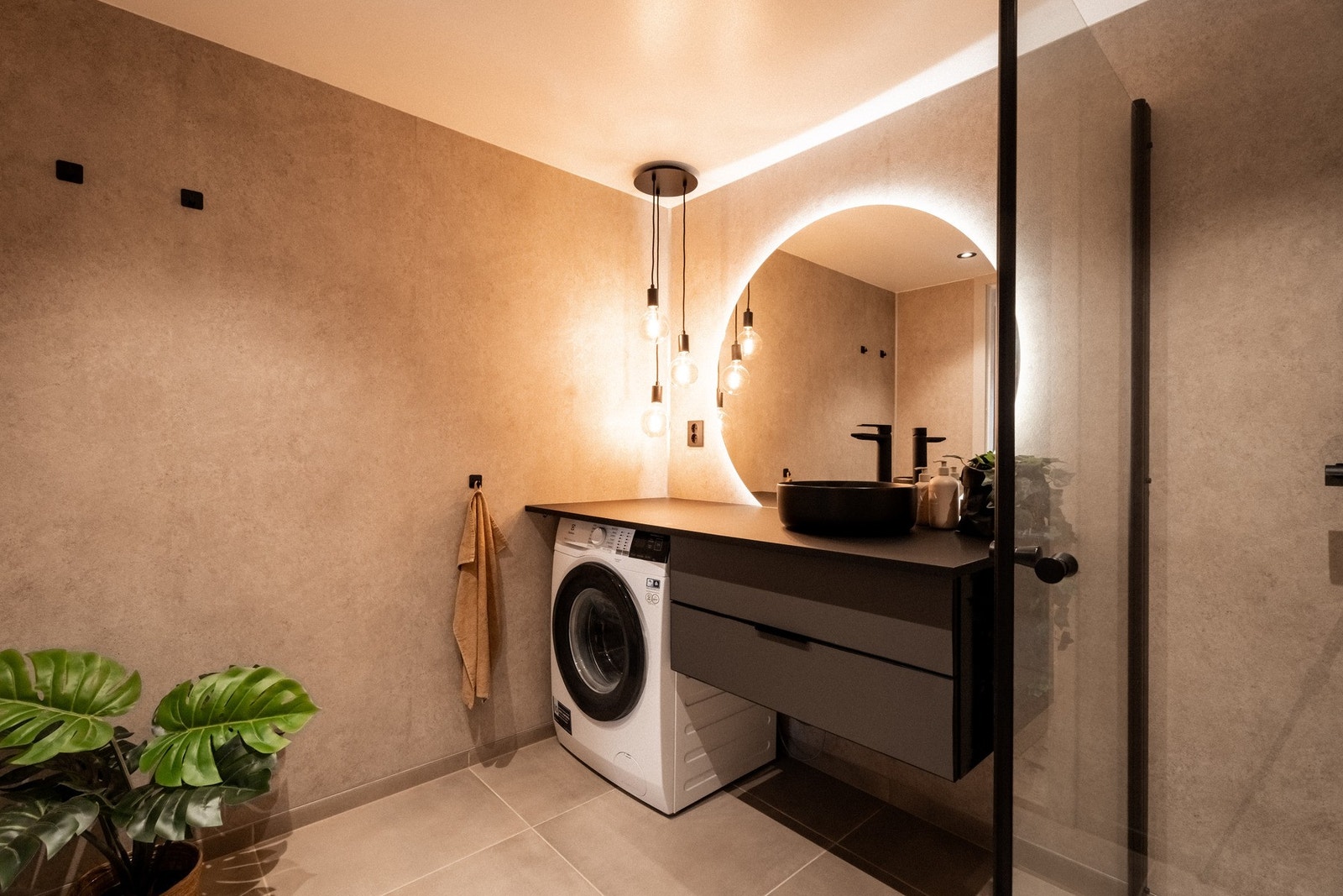 Innrednigen består av dusj på gulv med dusjdører i herdet glass, servant med skuffeinnredning, klosett med vegghengt klosettskål og innebygget sisterne. Galleribilde