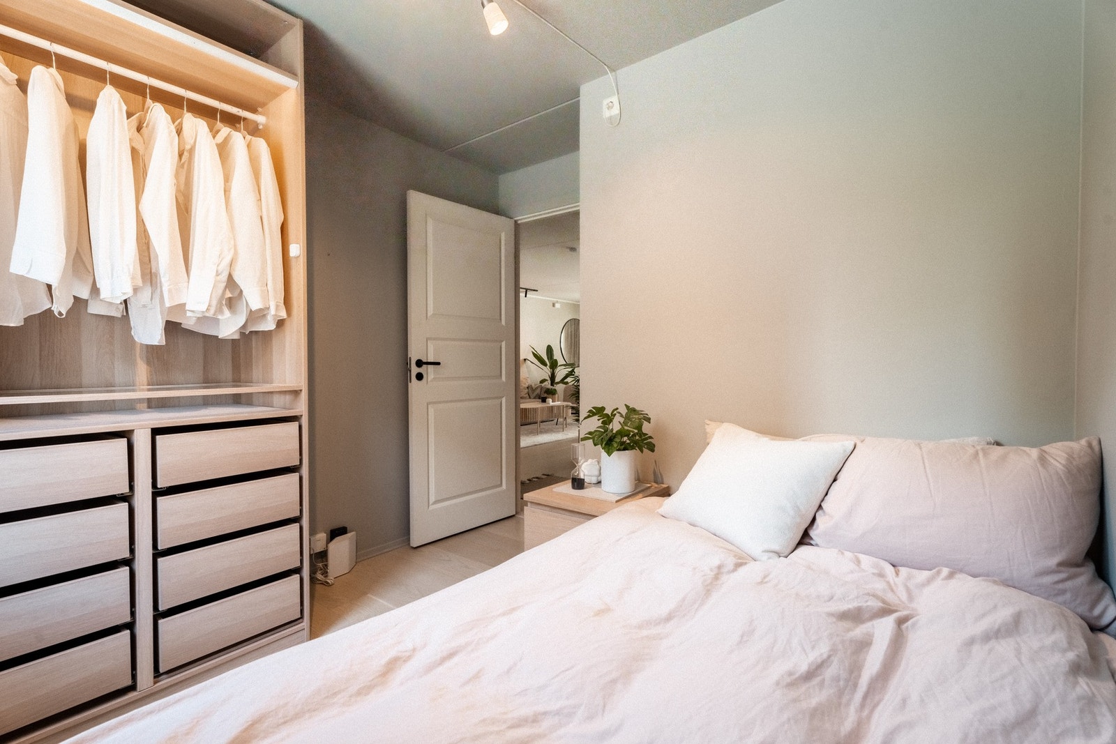 Soverom 2 er også i en fin størrelse med plass til seng, nattbord og garderobeskap. Galleribilde