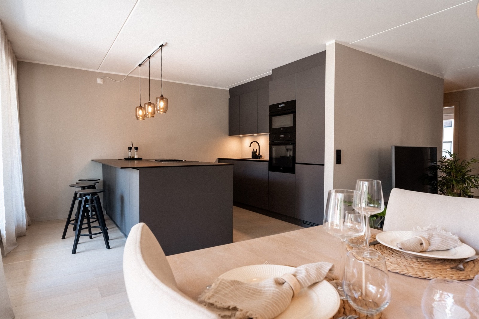 Dette er en gjennomgående og moderne 3-roms med vestvendt terrasse og garasjeplass. Galleribilde