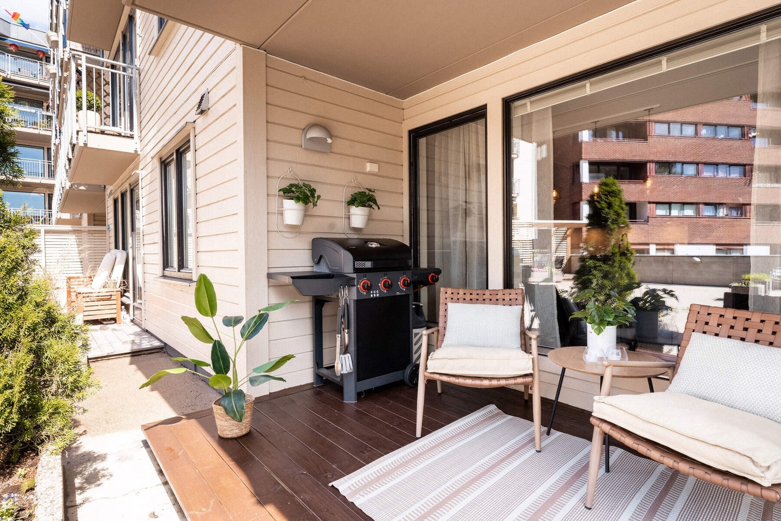 Fra stuen har du tilgang til leilighetens fine, vestvendte terrasse som måler 11 kvm. God plass til grill og sittemøblement med tilhørende bord. Sol fra 14:00 - 20:00 sommerstid. Galleribilde