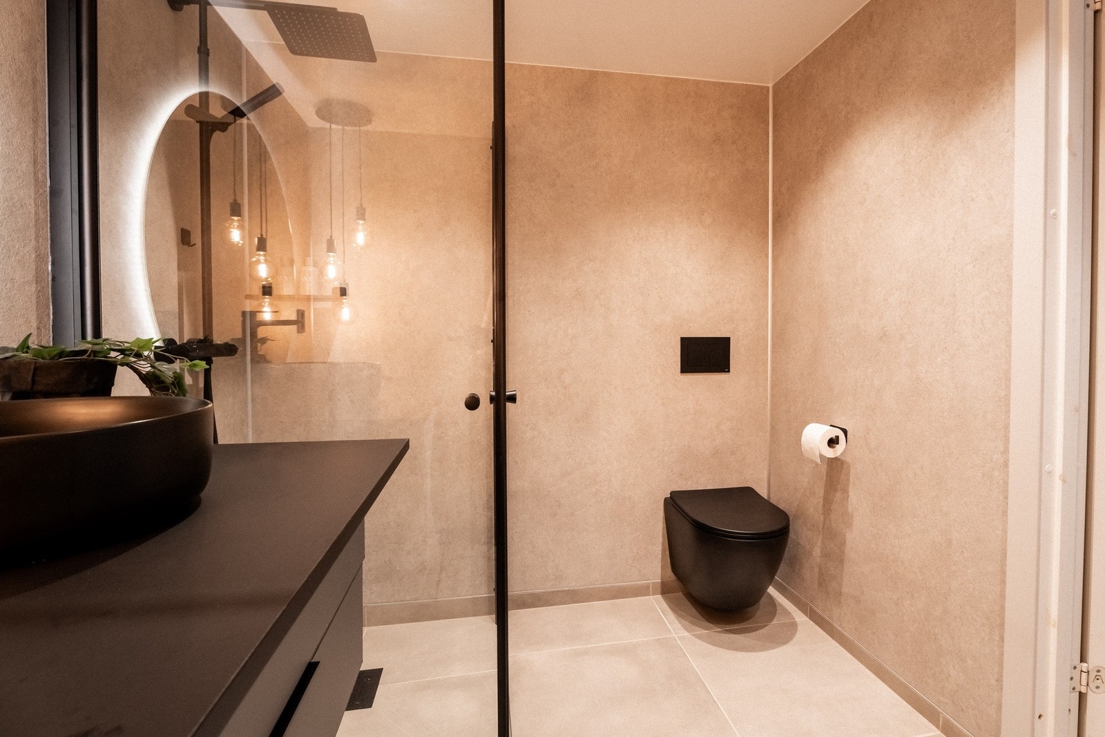 Det er opplegg for vaskemaskin og varmekabler i gulv. Galleribilde