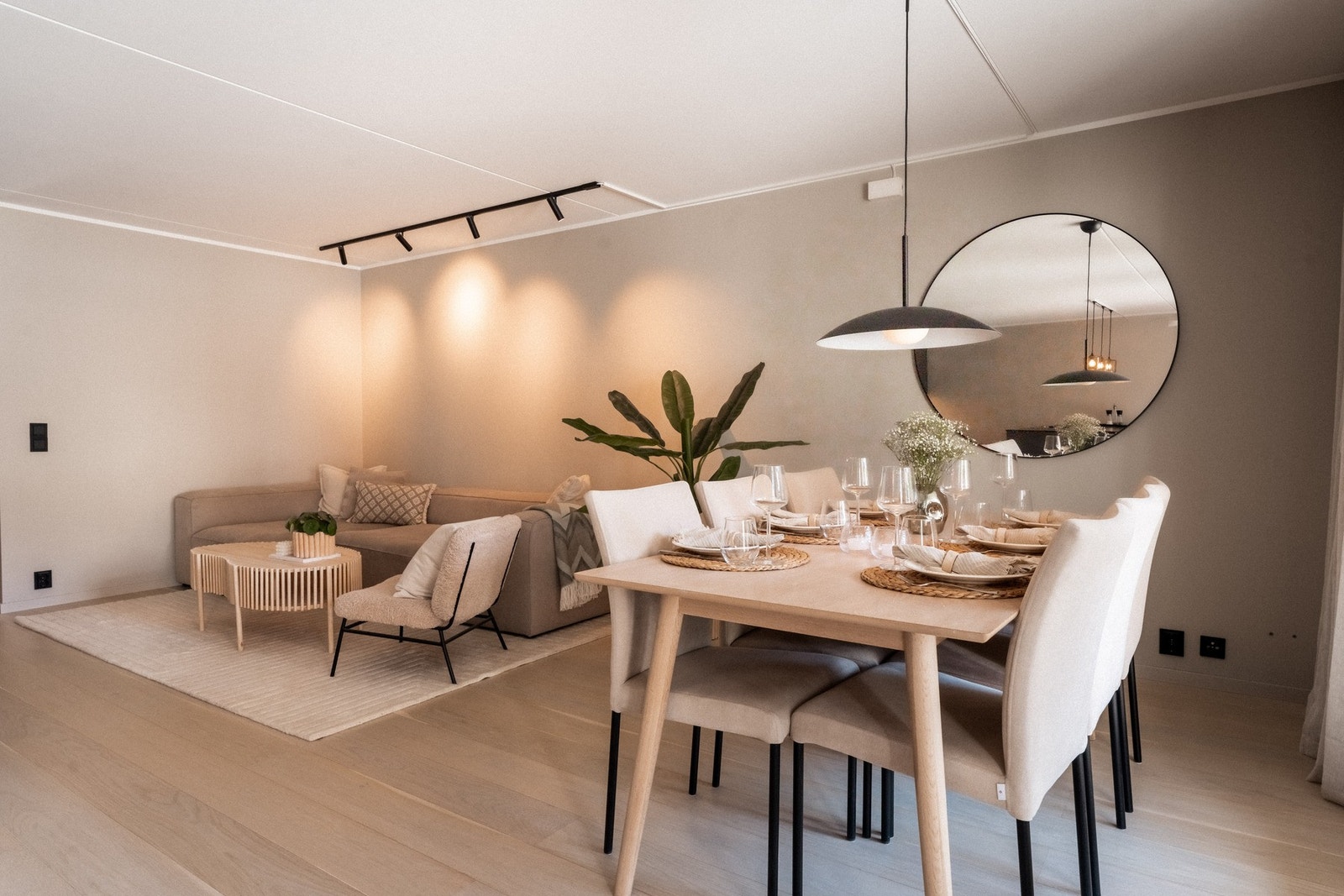 Romløsningen gir god plass til stort spisebord med plass til mange gjester, TV-møblement som TV-benk, stor sofa og tilhørende sofabord. Galleribilde