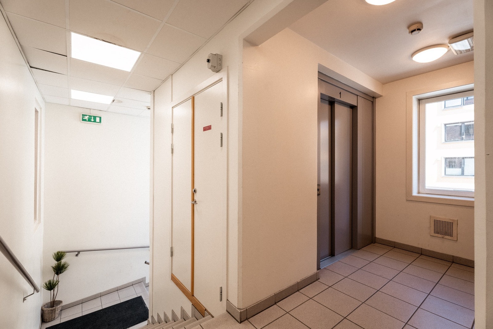 Inngangspartiet med heis. Galleribilde