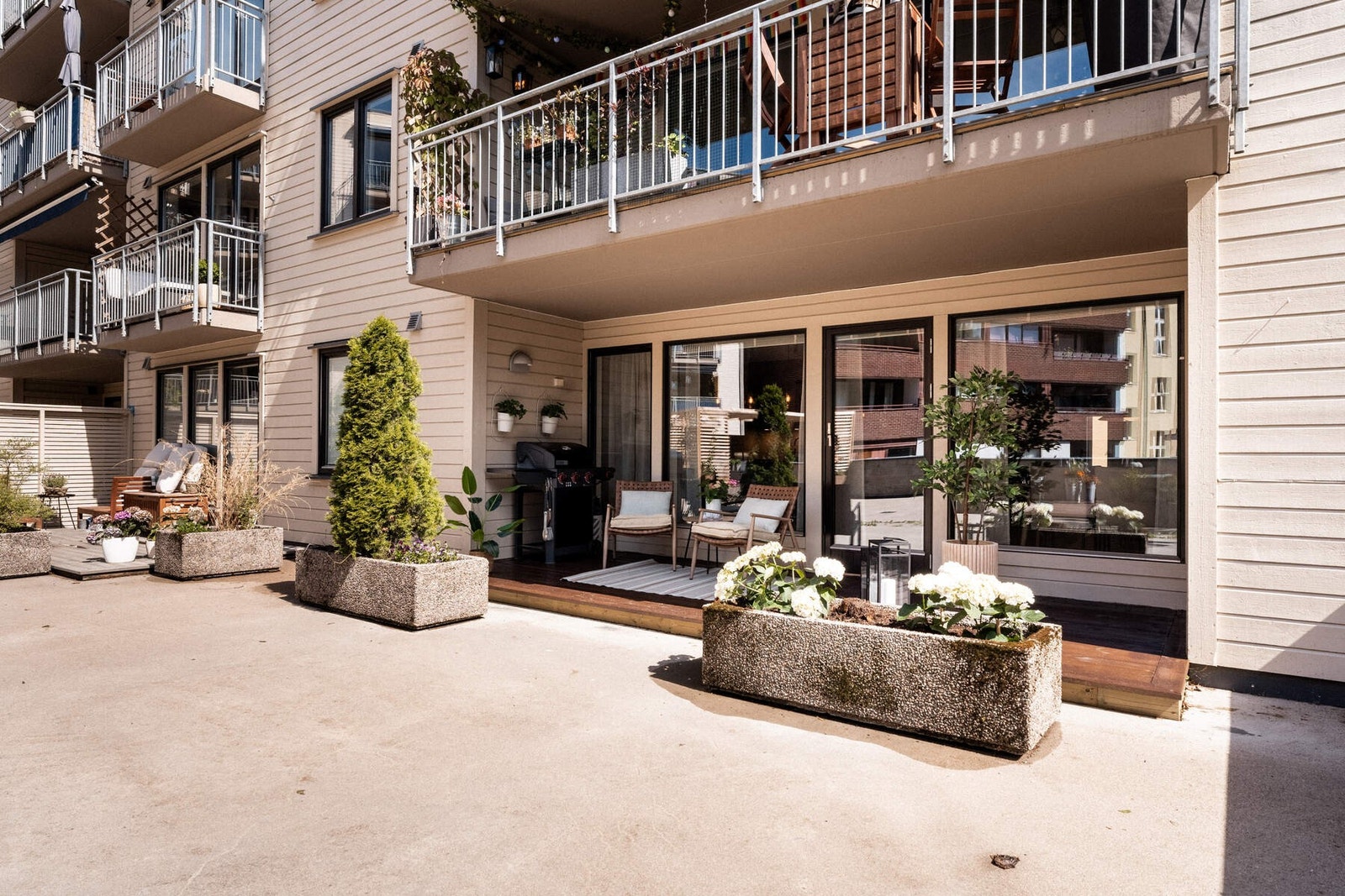 Terrassen fungerer som en forlengelse av stuen på sommerstid. Galleribilde