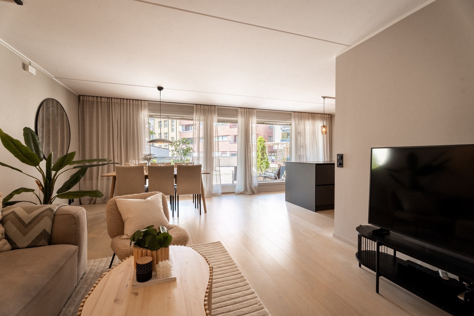 Gulvet er belagt med slitesterk enstavs parkett, og store vindusflater sørger for rikelig lysinnslipp. Galleribilde