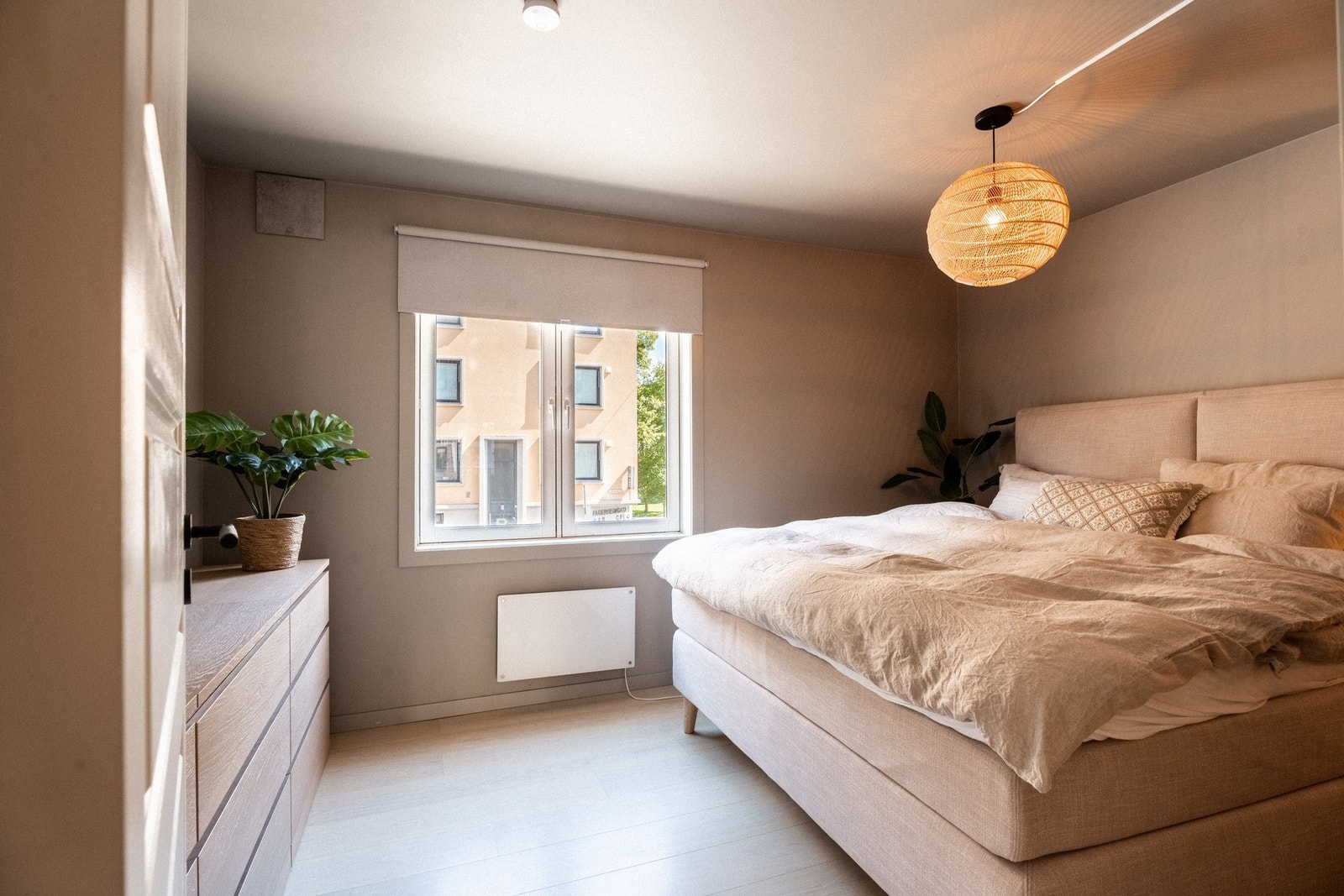 Romslig og innbydende hovedsoverom med plass til en bred dobbeltseng og nattbord, perfekt for en god natts søvn. Galleribilde