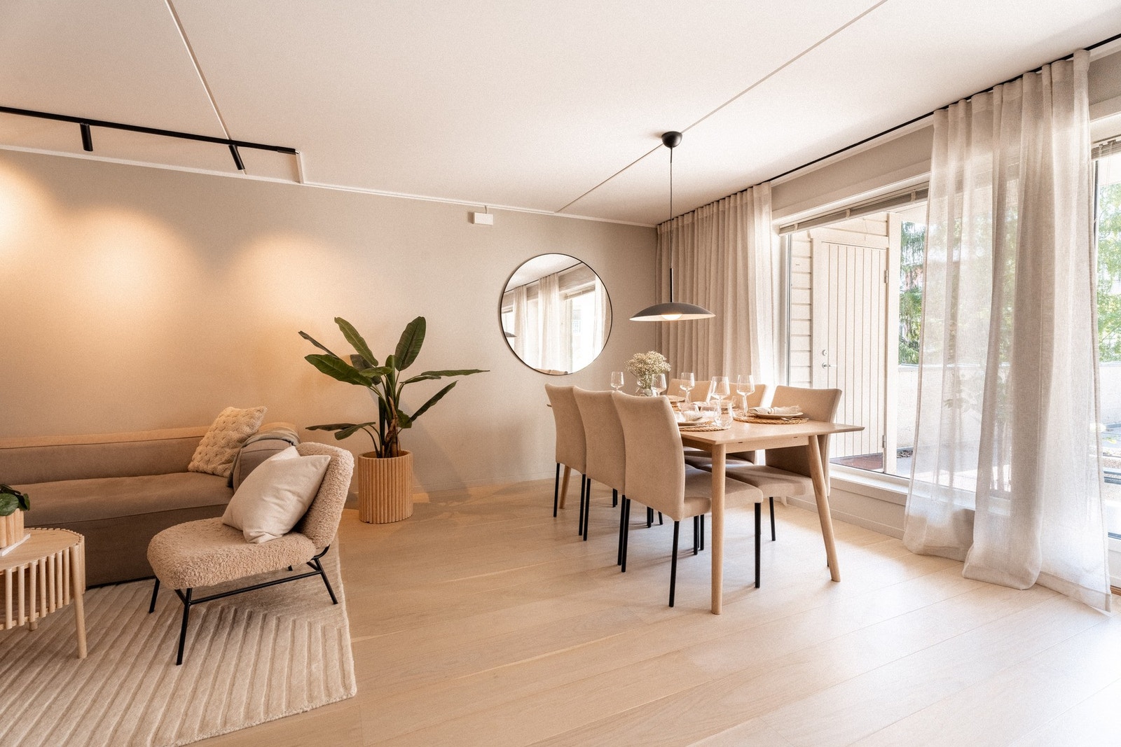 Dette er et rom som inviterer til både hverdagsliv og hyggelige sammenkomster. Galleribilde