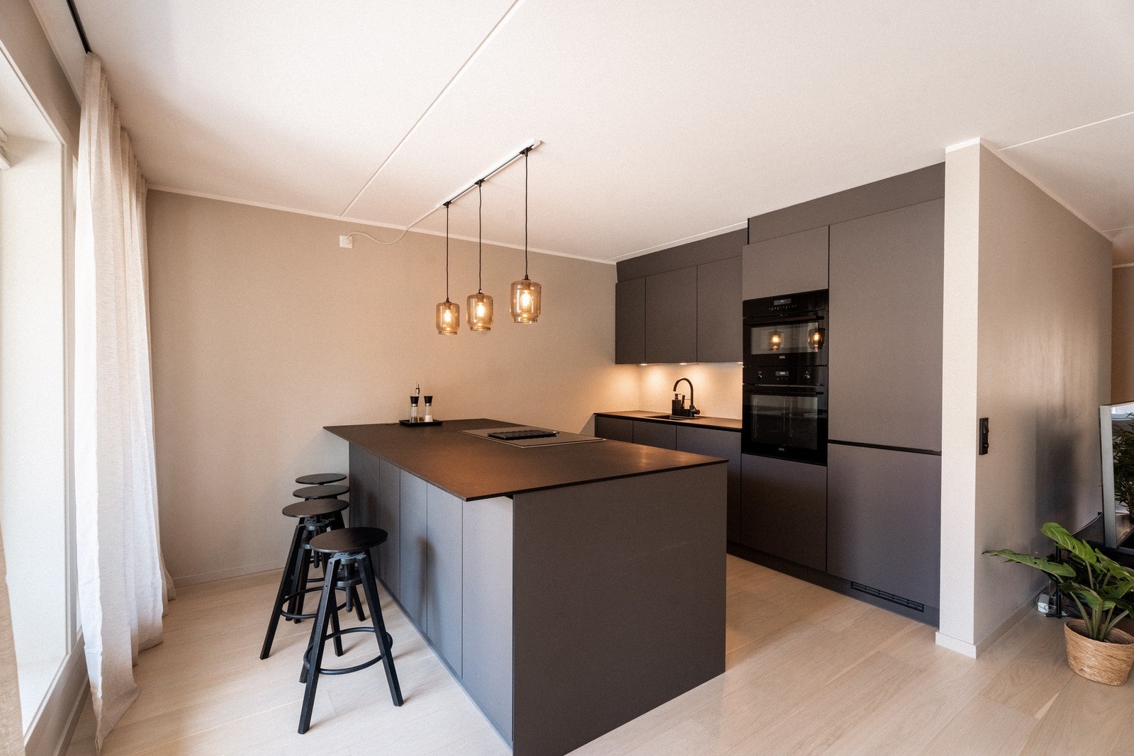 Kjøkkenøyen gir en naturlig overgang til kjøkkenet og lar deg være sosial selv mens du lager mat. Galleribilde