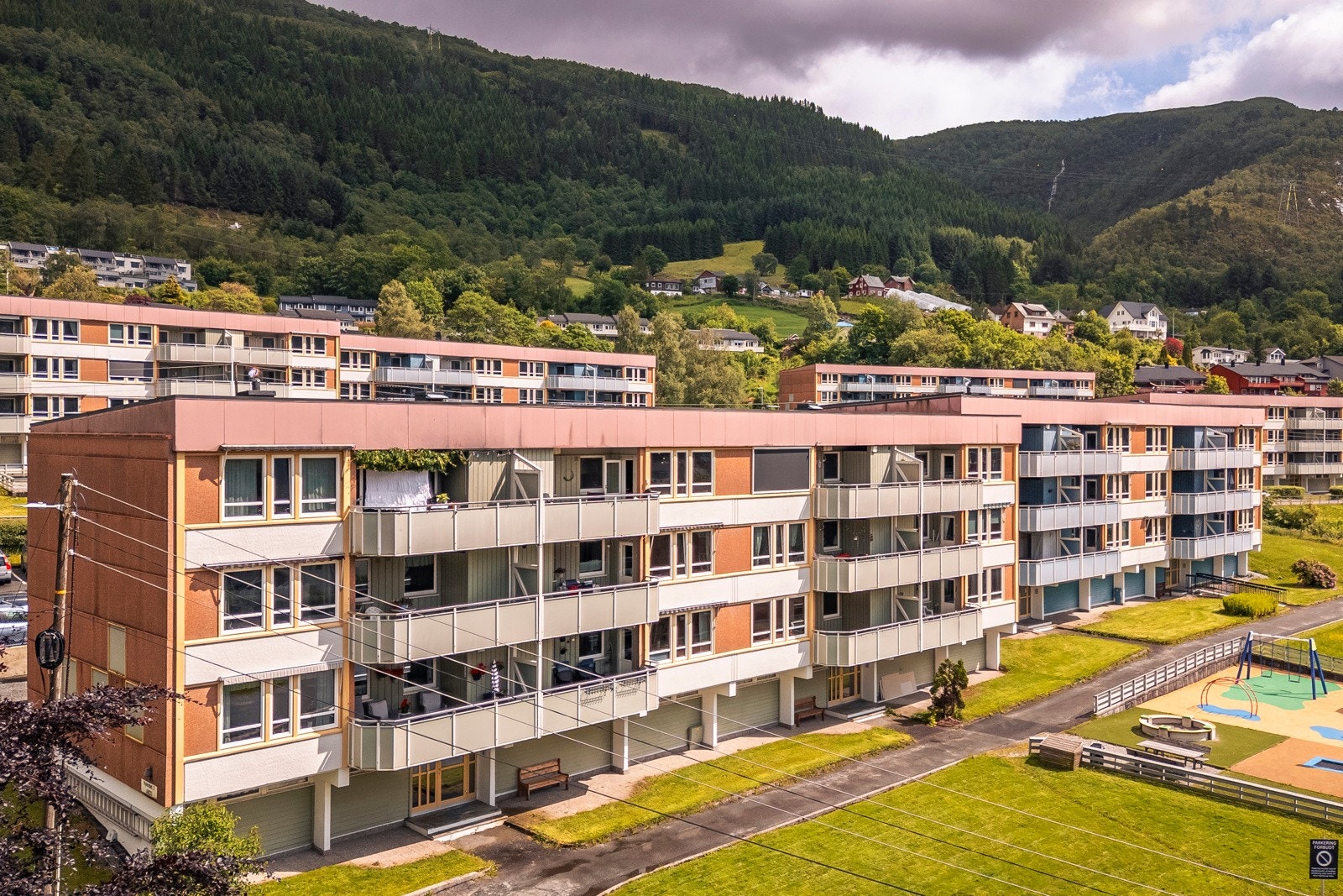I nærområdet finner du både skole, barnehage, dagligvarebutikk og gode kollektivforbindelser. Galleribilde