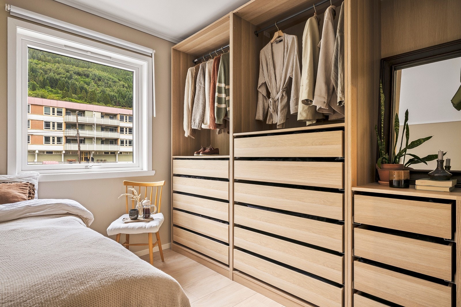 På hovedsoverommet har du god plass til en stor garderobe. Galleribilde